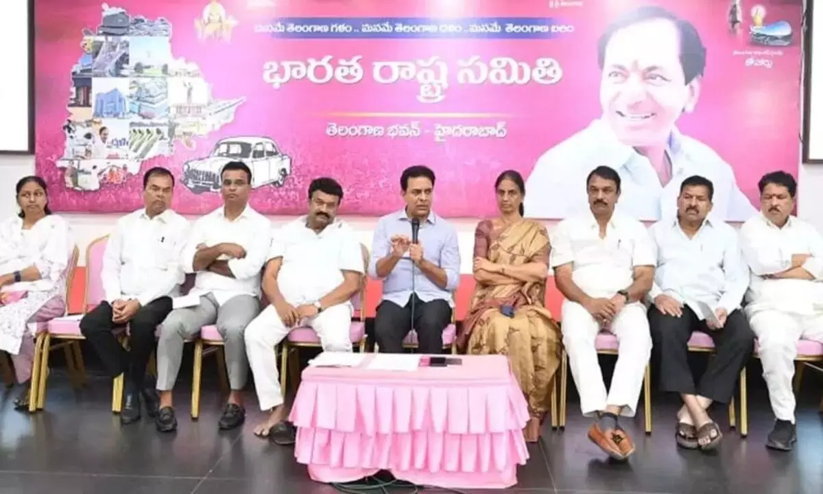 KTR to Corporators: “భూముల దోపిడీ ఆపండి.. ప్రభుత్వాన్ని ఎదిరించండి” - కార్పొరేటర్లతో కేటీఆర్