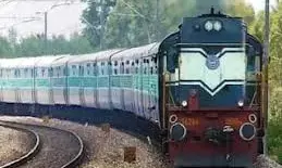 Indian Railways : సడన్గా రైలులో జబ్బు చేస్తే ఈ నంబర్కు కాల్ చేయండి..ఫీజు కేవలం రూ.100మాత్రమే Indian Railways : సడన్గా రైలులో జబ్బు చేస్తే ఈ నంబర్కు కాల్ చేయండి..ఫీజు కేవలం రూ.100మాత్రమే