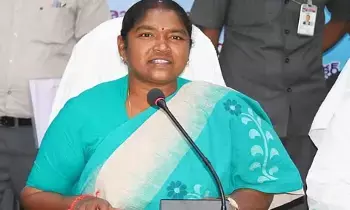 Minister Seethakka: చీరల పంపిణీ వ్యాఖ్యలపై KTR, హరీష్ రావును లక్ష్యంగా చేసుకున్న మంత్రి సీతక్క—బీఆర్‌ఎస్ నేతలపై తీవ్ర విమర్శలు