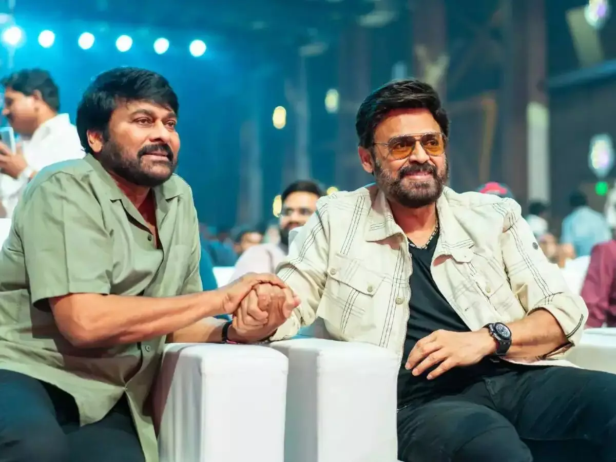 Chiru-Venky Song Filmed: 500 మంది డ్యాన్సర్లతో భారీ సెట్ లో..చిరు వెంకీ సాంగ్ Chiru-Venky Song Filmed: 500 మంది డ్యాన్సర్లతో భారీ సెట్ లో..చిరు వెంకీ సాంగ్