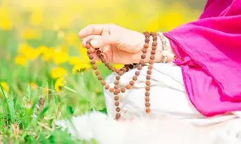 Middle Finger Used During Japa Practice: జపం చేసేటప్పుడు మధ్య వేలు ఎందుకు ఉపయోగిస్తారు.? Middle Finger Used During Japa Practice: జపం చేసేటప్పుడు మధ్య వేలు ఎందుకు ఉపయోగిస్తారు.?