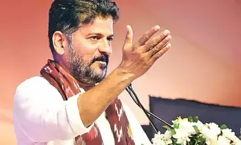 Revanth Reddy Roars:  రేవంత్ రెడ్డి గర్జన: “గాంధీ కుటుంబం మీద కేసులా? మాకు భయం అంటే తెలియదు .. తెలంగాణ అభివృద్ధి రాకెట్ స్పీడ్‌లో!”