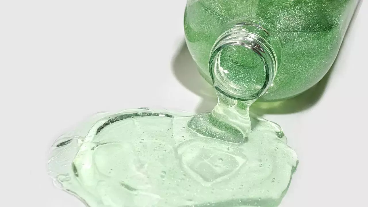 For Shiny Hair: మెరిసే జుట్టు కోసం కలబంద షాంపూ.. ఇంట్లోనే ఎలా తయారు చేసుకోవాలంటే..? For Shiny Hair: మెరిసే జుట్టు కోసం కలబంద షాంపూ.. ఇంట్లోనే ఎలా తయారు చేసుకోవాలంటే..?