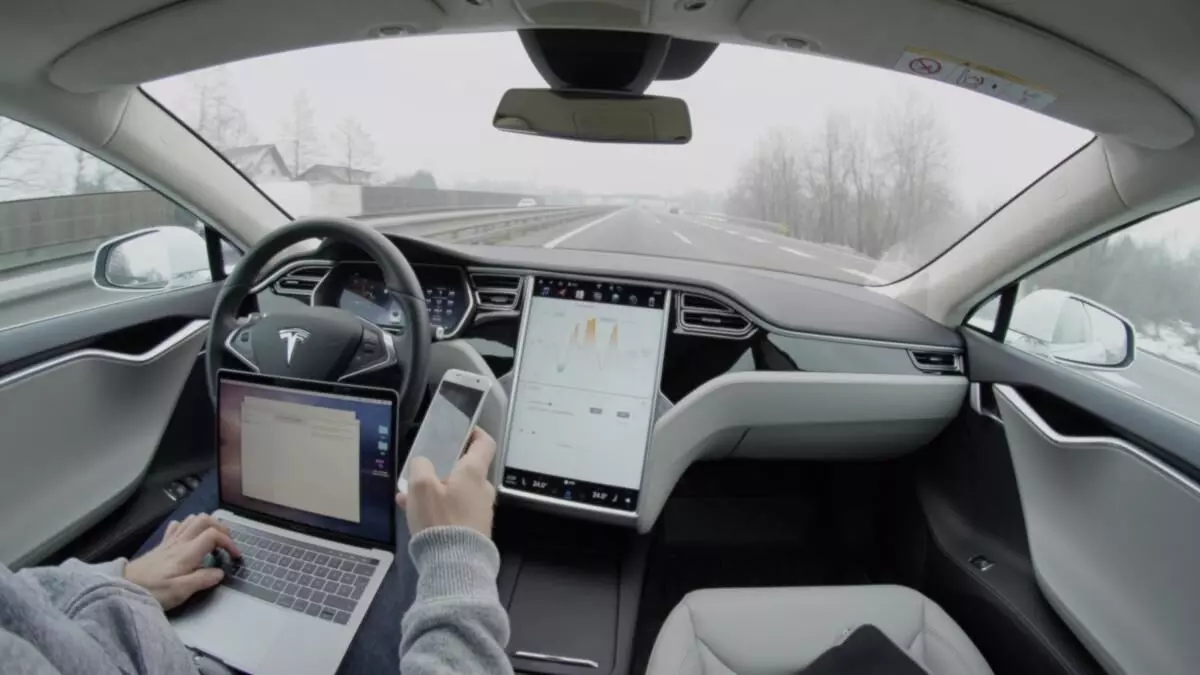 Tesla : టెస్లా కార్లలో  టెక్స్ట్ అండ్ డ్రైవ్ ఫీచర్.. ఎలాన్ మస్క్ సంచలన ప్రకటన