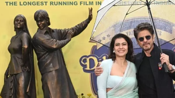 Bronze Statue of Shah Rukh Khan and Kajol Unveiled in London: 30 ఏళ్ల ప్రేమకథకు అరుదైన గౌరవం.. లండన్లో షారూఖ్,కాజోల్ కాంస్య విగ్రహం Bronze Statue of Shah Rukh Khan and Kajol Unveiled in London: 30 ఏళ్ల ప్రేమకథకు అరుదైన గౌరవం.. లండన్లో షారూఖ్,కాజోల్ కాంస్య విగ్రహం