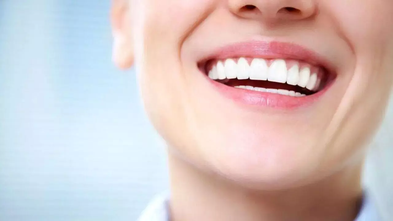 To Get Pearl-White Teeth: దంతాలు ముత్యాలలా మెరవాలంటే.. ఖర్చులేని ఇంటి నివారణ To Get Pearl-White Teeth: దంతాలు ముత్యాలలా మెరవాలంటే.. ఖర్చులేని ఇంటి నివారణ