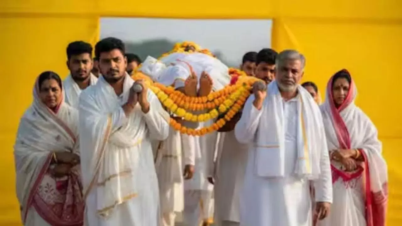 White Clothes Are Worn at Funerals: అంత్యక్రియల్లో తెల్లని దుస్తులు ఎందుకు ధరిస్తారు? మతపరమైన ప్రాముఖ్యత ఇదే! White Clothes Are Worn at Funerals: అంత్యక్రియల్లో తెల్లని దుస్తులు ఎందుకు ధరిస్తారు? మతపరమైన ప్రాముఖ్యత ఇదే!