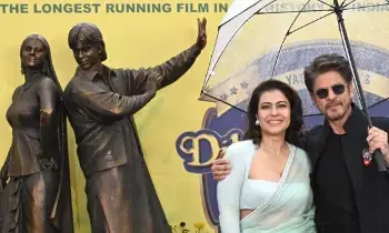 Bronze Statue of Shah Rukh Khan and Kajol Unveiled in London: 30 ఏళ్ల ప్రేమకథకు అరుదైన గౌరవం.. లండన్‌లో షారూఖ్,కాజోల్ కాంస్య విగ్రహం