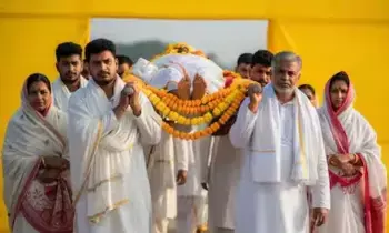White Clothes Are Worn at Funerals: అంత్యక్రియల్లో తెల్లని దుస్తులు ఎందుకు ధరిస్తారు? మతపరమైన ప్రాముఖ్యత ఇదే! White Clothes Are Worn at Funerals: అంత్యక్రియల్లో తెల్లని దుస్తులు ఎందుకు ధరిస్తారు? మతపరమైన ప్రాముఖ్యత ఇదే!