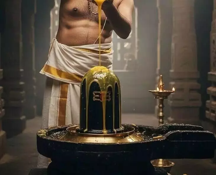 Performing Abhishekam to the Shiva Linga: శివలింగానికి అభిషేకం చేసేటపుడు ఏ దిక్కున ఉండాలి