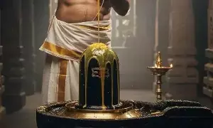 Performing Abhishekam to the Shiva Linga: శివలింగానికి అభిషేకం చేసేటపుడు ఏ దిక్కున ఉండాలి