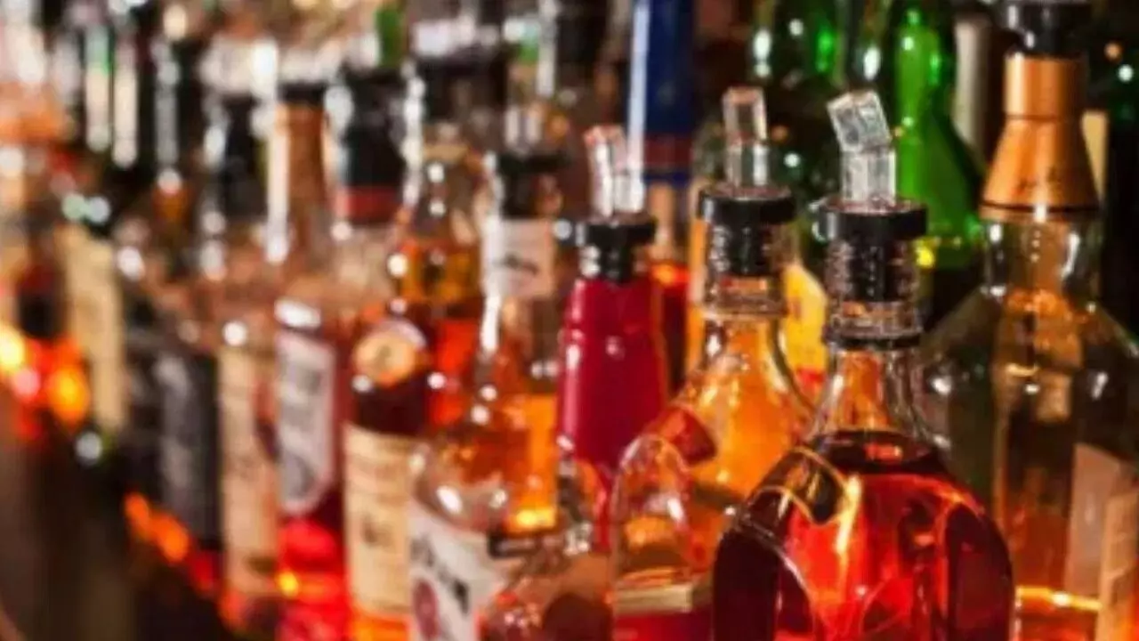 Saudi Arabia : ఆ దేశంలో విదేశీయుల కోసం కొత్త నిబంధన..మందు కావాలంటే రూ.11 లక్షల జీతం ఉండాలట Saudi Arabia : ఆ దేశంలో విదేశీయుల కోసం కొత్త నిబంధన..మందు కావాలంటే రూ.11 లక్షల జీతం ఉండాలట