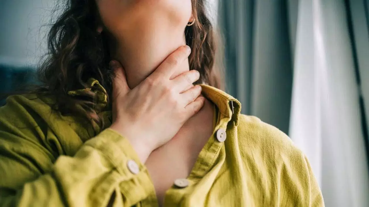 Winter Sore Throat and Cough: చలికాలంలో వేధించే గొంతు నొప్పి, దగ్గుకు చెక్! ఇంట్లో లభించే సహజ ఔషధాలు ఇవే..