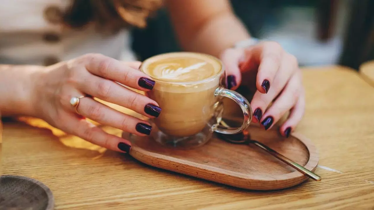 Coffee With Salt Old Trick: కాఫీలో ఉప్పు: చేదు తగ్గించి.. రుచి పెంచే పాత పద్ధతి మళ్లీ ట్రెండింగ్ Coffee With Salt Old Trick: కాఫీలో ఉప్పు: చేదు తగ్గించి.. రుచి పెంచే పాత పద్ధతి మళ్లీ ట్రెండింగ్