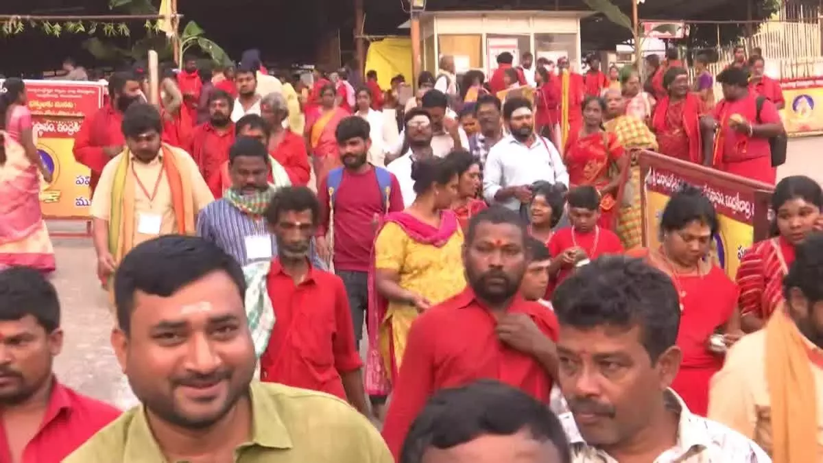 Bhavani Deeksha: ఇంద్రకీలాద్రిపై భవానీల దీక్ష విరమణ ప్రారంభం Bhavani Deeksha: ఇంద్రకీలాద్రిపై భవానీల దీక్ష విరమణ ప్రారంభం