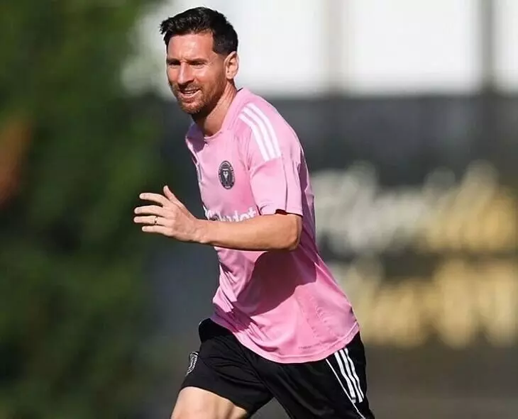 Messi in Hyderabad: హైదరాబాద్కు మెస్సీ: ఒక్క ఫొటోకి రూ.9.95 లక్షలు Messi in Hyderabad: హైదరాబాద్కు మెస్సీ: ఒక్క ఫొటోకి రూ.9.95 లక్షలు