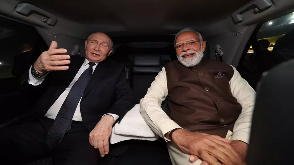 U.S. Congresswoman Warns Over Modi–Putin Selfie: మోదీ–పుతిన్ సెల్ఫీపై అమెరికా కాంగ్రెస్ సభ్యురాలి హెచ్చరిక: ట్రంప్ విధానాలు భారత్–అమేరికా సంబంధాలకు ప్రమాదకరం U.S. Congresswoman Warns Over Modi–Putin Selfie: మోదీ–పుతిన్ సెల్ఫీపై అమెరికా కాంగ్రెస్ సభ్యురాలి హెచ్చరిక: ట్రంప్ విధానాలు భారత్–అమేరికా సంబంధాలకు ప్రమాదకరం