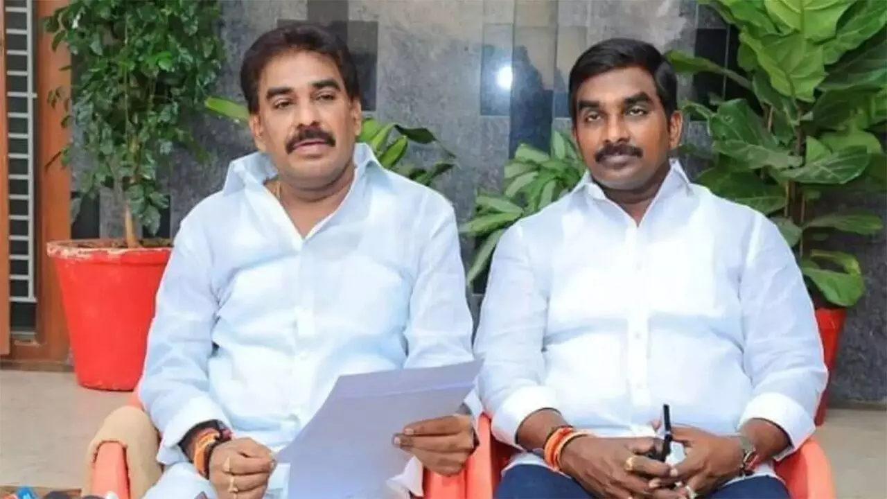 Pinnelli Ramakrishna Reddy: మాచర్ల కోర్టులో పిన్నెల్లి సోదరుల సరెండర్ Pinnelli Ramakrishna Reddy: మాచర్ల కోర్టులో పిన్నెల్లి సోదరుల సరెండర్