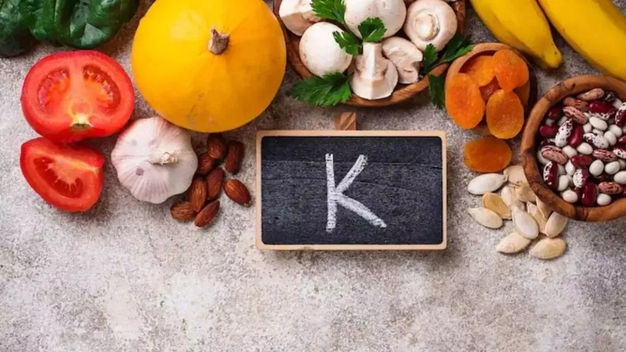 Vitamin K Deficiency: విటమిన్ K లోపం: శరీరంలో కనిపించే ప్రమాదకర లక్షణాలు ఇవే.. Vitamin K Deficiency: విటమిన్ K లోపం: శరీరంలో కనిపించే ప్రమాదకర లక్షణాలు ఇవే..