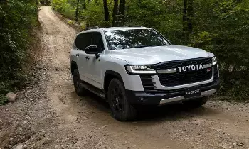 Toyota Land Cruiser  : టయోటా నా మజాకా నా.. ఈ లగ్జరీ కారుపై ఏకంగా రూ.13.67లక్షల డిస్కౌంట్