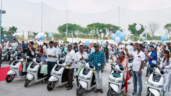 TVS iQube : ఓలా, బజాజ్కు షాక్.. టీవీఎస్ ఐక్యూబ్తో చరిత్ర సృష్టించిన టీవీఎస్ TVS iQube : ఓలా, బజాజ్కు షాక్.. టీవీఎస్ ఐక్యూబ్తో చరిత్ర సృష్టించిన టీవీఎస్