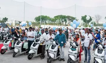 TVS iQube : ఓలా, బజాజ్కు షాక్.. టీవీఎస్ ఐక్యూబ్తో చరిత్ర సృష్టించిన టీవీఎస్ TVS iQube : ఓలా, బజాజ్కు షాక్.. టీవీఎస్ ఐక్యూబ్తో చరిత్ర సృష్టించిన టీవీఎస్