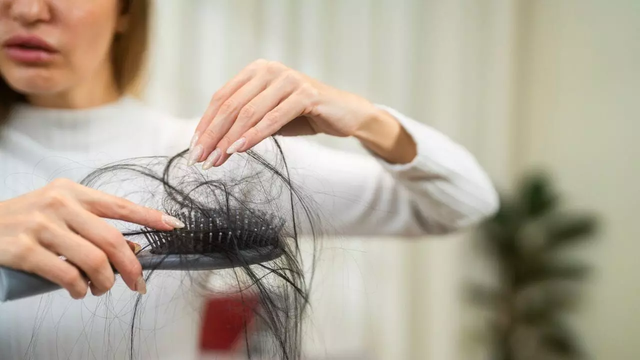 Reduce Hair Fall: ఈ ఆహారాలకు దూరంగా ఉండటం వల్ల జుట్టు రాలడం తగ్గుతుంది.. Reduce Hair Fall: ఈ ఆహారాలకు దూరంగా ఉండటం వల్ల జుట్టు రాలడం తగ్గుతుంది..