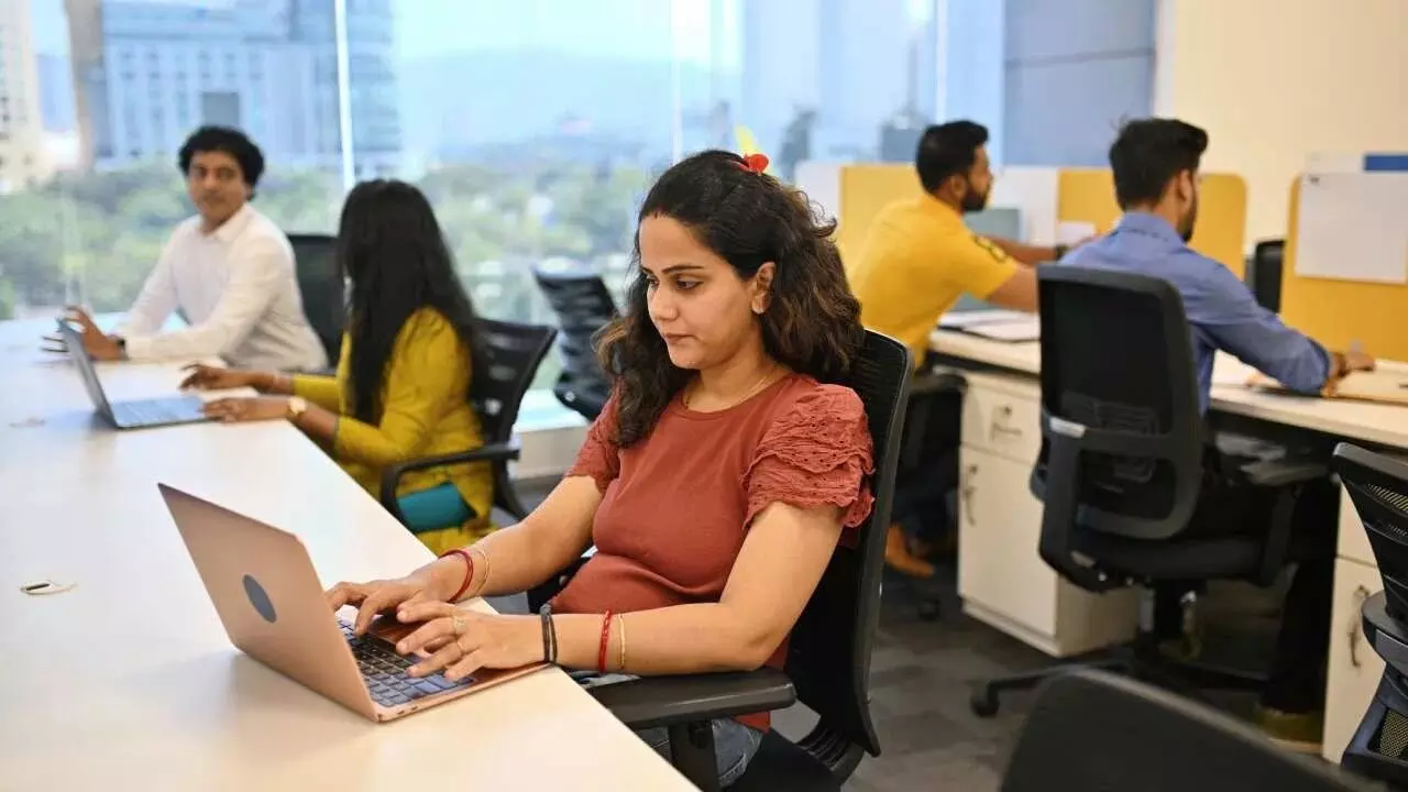 New Labour Code : ఉద్యోగులకు గుడ్ న్యూస్..ఇక నుంచి వారంలో 4 రోజులే పని..3 రోజులు సెలవు New Labour Code : ఉద్యోగులకు గుడ్ న్యూస్..ఇక నుంచి వారంలో 4 రోజులే పని..3 రోజులు సెలవు