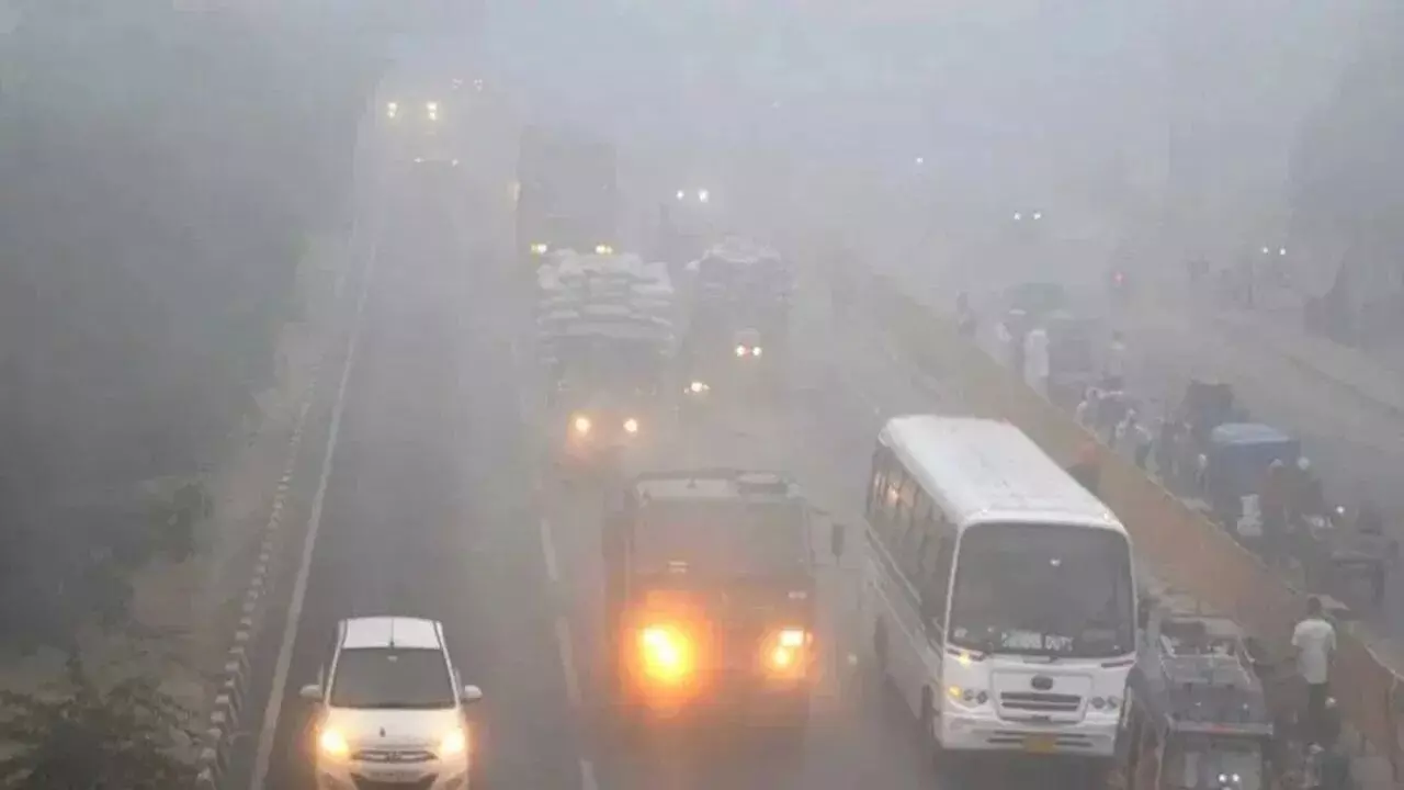 Delhi Pollution : ఢిల్లీలో కమర్షియల్ వెహికల్స్ నిషేధం..రవాణా, వ్యాపారంపై భారీ ప్రభావం..రోజుకు రూ.400 కోట్లు నష్టం Delhi Pollution : ఢిల్లీలో కమర్షియల్ వెహికల్స్ నిషేధం..రవాణా, వ్యాపారంపై భారీ ప్రభావం..రోజుకు రూ.400 కోట్లు నష్టం