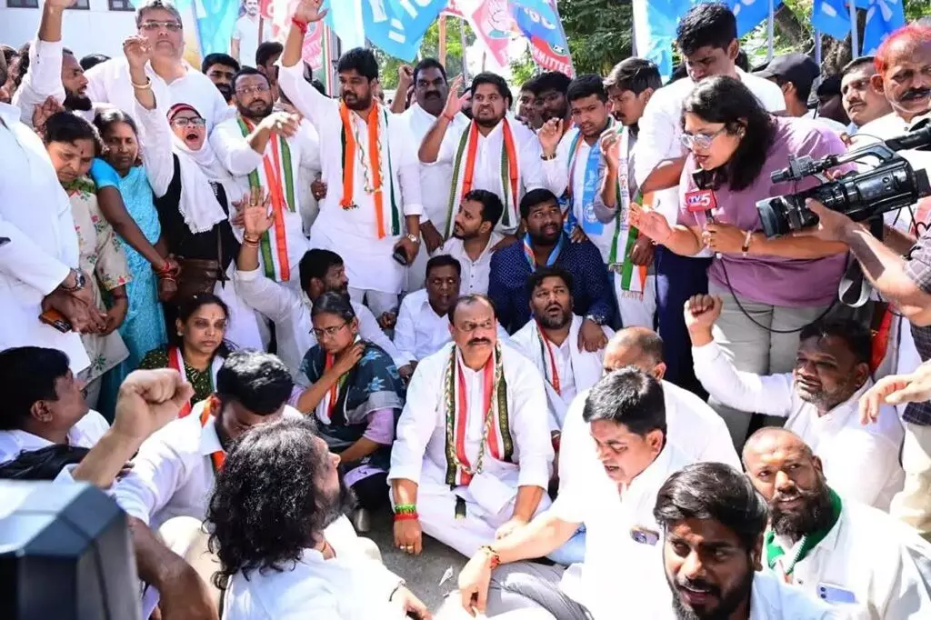 Congress Protest: కాంగ్రెస్ నిరసన నేపథ్యంలో గాంధీభవన్ వద్ద భారీ పోలీసు మోహరింపు.. ఉద్రిక్త పరిస్థితులు Congress Protest: కాంగ్రెస్ నిరసన నేపథ్యంలో గాంధీభవన్ వద్ద భారీ పోలీసు మోహరింపు.. ఉద్రిక్త పరిస్థితులు