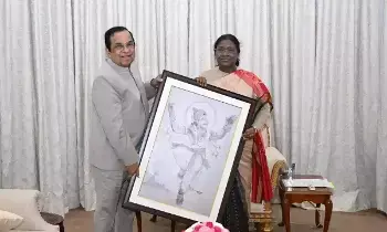 President Draupadi Murmu Meets Comedian Brahma: రాష్ట్రపతి ద్రౌపది ముర్ముతో హాస్య బ్రహ్మ భేటీ.. అద్భుత కానుక ఇచ్చిన బ్రహ్మానందం