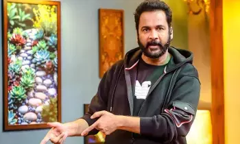 నటుడు శివాజీకి బిగ్ షాక్..  మహిళా కమిషన్ సీరియస్