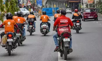 Gig Workers : మనం తింటే కడుపు నిండుతుంది..వారు తిరిగితేనే ఇల్లు గడుస్తుంది..గిగ్ వర్కర్ల గోడు వింటే కన్నీళ్లు ఆగవు