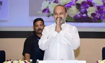 Bandi Sanjay Slams KCR:  బండి సంజయ్ ధ్వజం: కృష్ణా నీటి ద్రోహం చేసింది కేసీఆరే... తెలంగాణను నాశనం చేసింది ఆయన కుటుంబమే!