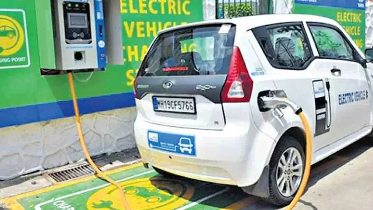 EV Revolution : పెట్రోల్ బంకుల్లోనే ఛార్జింగ్ సౌకర్యం..దేశవ్యాప్తంగా 27 వేలకు పైగా స్టేషన్లు..ఎలక్ట్రిక్ వాహనదారులకు పండగే EV Revolution : పెట్రోల్ బంకుల్లోనే ఛార్జింగ్ సౌకర్యం..దేశవ్యాప్తంగా 27 వేలకు పైగా స్టేషన్లు..ఎలక్ట్రిక్ వాహనదారులకు పండగే