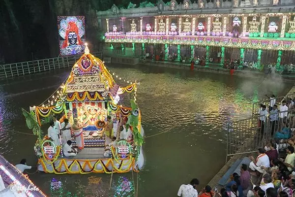 Kapileswara Temple: కపిలేశ్వరాలయంలో వైభవంగా తెప్పోత్సవాలు ప్రారంభం Kapileswara Temple: కపిలేశ్వరాలయంలో వైభవంగా తెప్పోత్సవాలు ప్రారంభం