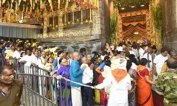 Vaikuntha Dwara Darshanams:  వైకుంఠ ద్వార దర్శనాలు..తెలుగు రాష్ట్రాల్లో ఆలయాలకు పోటెత్తిన భక్తులు