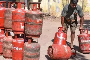 LPG Price Hike : సిలిండర్ ధర మళ్ళీ వెయ్యి దాటుతుందా? అమెరికా షిప్పింగ్ ఖర్చుల భారం మన నెత్తినేనా?