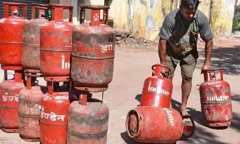 LPG Price Hike : సిలిండర్ ధర మళ్ళీ వెయ్యి దాటుతుందా? అమెరికా షిప్పింగ్ ఖర్చుల భారం మన నెత్తినేనా?