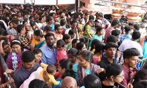 New Year Special: న్యూ ఇయర్ స్పెషల్.. ఆలయాలకు పోటెత్తిన భక్తులు New Year Special: న్యూ ఇయర్ స్పెషల్.. ఆలయాలకు పోటెత్తిన భక్తులు