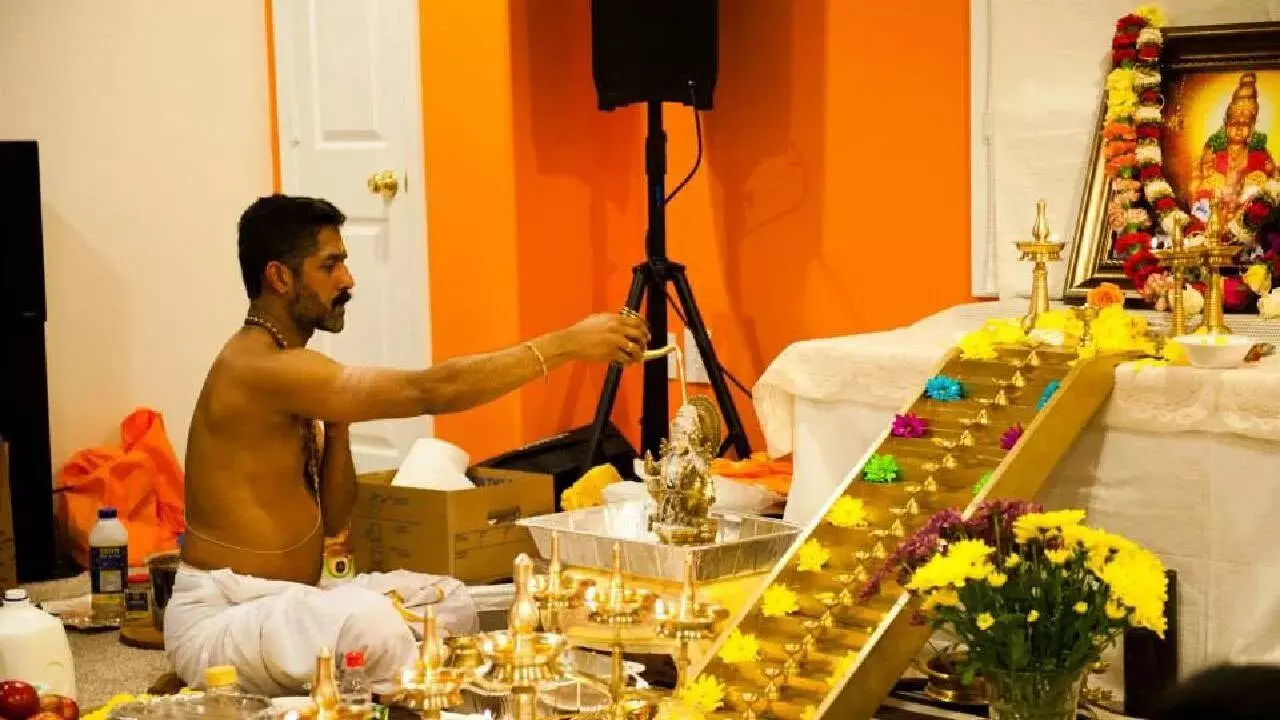 Ayyappa Swamy Photo at Home: ఇంట్లో అయ్యప్ప స్వామి ఫోటో ఉంచుకోవచ్చా..? వాస్తు నిపుణులు చెబుతున్న కీలక నియమాలు ఇవే! Ayyappa Swamy Photo at Home: ఇంట్లో అయ్యప్ప స్వామి ఫోటో ఉంచుకోవచ్చా..? వాస్తు నిపుణులు చెబుతున్న కీలక నియమాలు ఇవే!