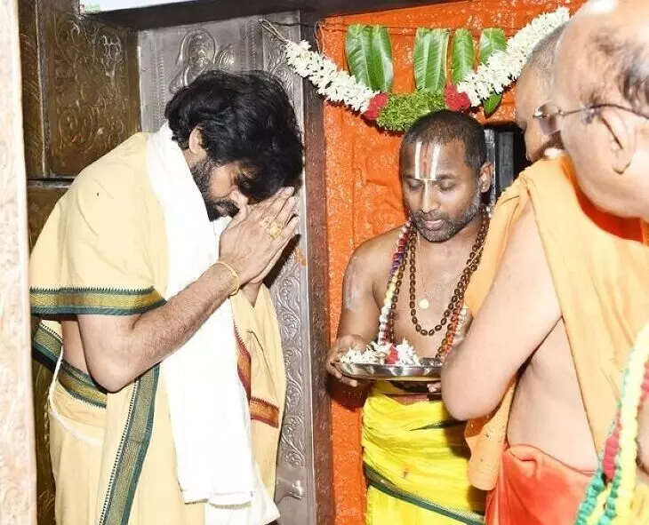 Pawan Kalyan: కొండగట్టు అంజన్న సన్నిధిలో పవన్ కళ్యాణ్ Pawan Kalyan: కొండగట్టు అంజన్న సన్నిధిలో పవన్ కళ్యాణ్