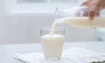 Drinking Milk at Night: రాత్రిపూట పాలు తాగుతున్నారా..? అయితే జాగ్రత్త.. ఈ సమస్యలు ఉన్నవారు తాగితే ముప్పే!