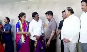 Khammam:  ఖమ్మం: బీఆర్‌ఎస్‌కు వరుస ఎదురుదెబ్బలు.. కాంగ్రెస్‌లో చేరిన మరో ముగ్గురు కార్పొరేటర్లు