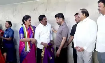 Khammam:  ఖమ్మం: బీఆర్‌ఎస్‌కు వరుస ఎదురుదెబ్బలు.. కాంగ్రెస్‌లో చేరిన మరో ముగ్గురు కార్పొరేటర్లు