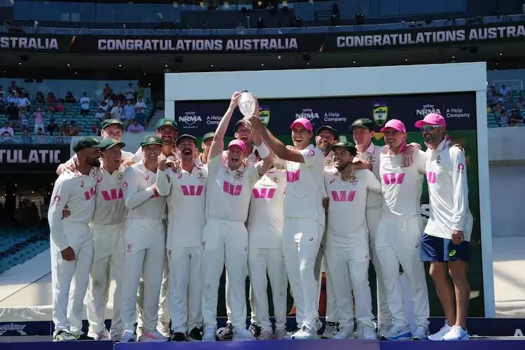 Ashes Clinched: సిడ్నీలో ఆసీస్ గర్జన: 4-1తో యాషెస్ కైవసం! Ashes Clinched: సిడ్నీలో ఆసీస్ గర్జన: 4-1తో యాషెస్ కైవసం!