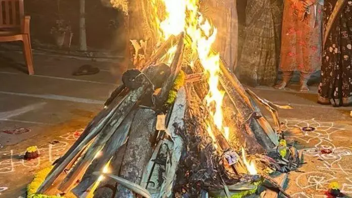 Bhogi Bonfire: భోగి మంటల్లో ఏం వేయాలి..ఏం వేయొద్దు Bhogi Bonfire: భోగి మంటల్లో ఏం వేయాలి..ఏం వేయొద్దు