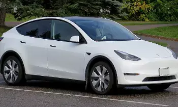 Tesla : షోరూమ్‌లలోనే మూలుగుతున్న టెస్లా కార్లు..స్టాక్ క్లియర్ చేయడానికి రూ.2 లక్షల డిస్కౌంట్