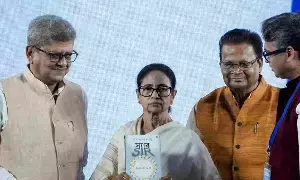 Chief Minister Mamata Banerjee: బతికుంటే విశ్వకవి ఠాగూర్కూ ఈసీ వేధింపులే ఎదురయ్యేవి! – మమతా ఫైర్ Chief Minister Mamata Banerjee: బతికుంటే విశ్వకవి ఠాగూర్కూ ఈసీ వేధింపులే ఎదురయ్యేవి! – మమతా ఫైర్