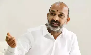 Union Minister Bandi Sanjay: కేంద్రమంత్రి బండి సంజయ్ మీడియాతో ఇష్టాగోష్టి: కేసీఆర్, కేటీఆర్‌కు ఓపెన్ ఛాలెంజ్!